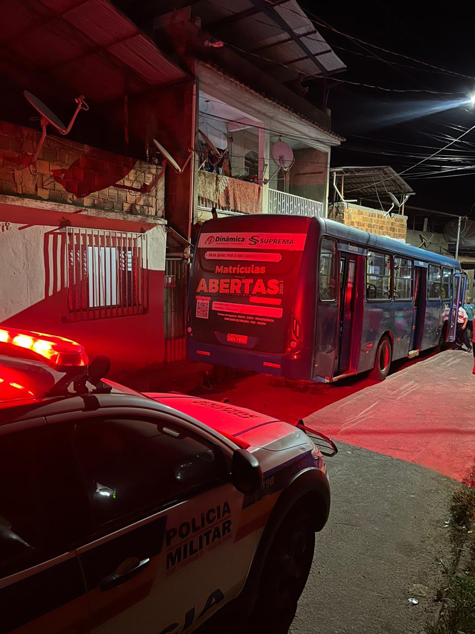 Acidente envolvendo ônibus e motocicleta deixa dois pedestres feridos em Ponte Nova