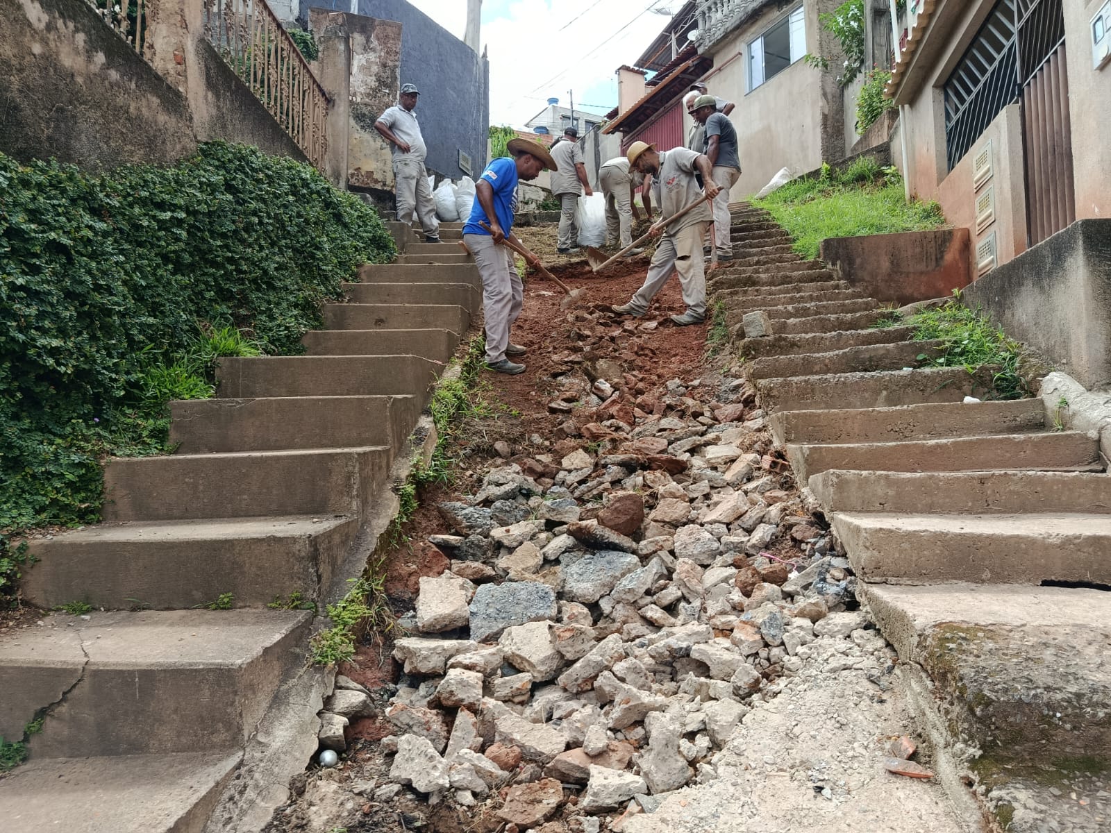 Prefeitura executa obras de recuperação e drenagem em bairros de Viçosa