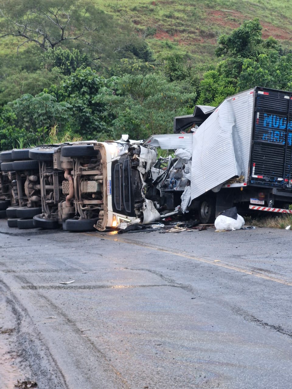 Colisão entre caminhões deixa dois mortos e interdita a MG-265, trecho entre Rio Pomba e Mercês