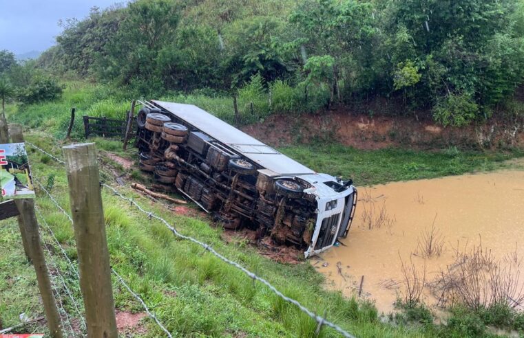 Caminhão frigorífico cai em ribanceira entre de Viçosa – Porto Firme