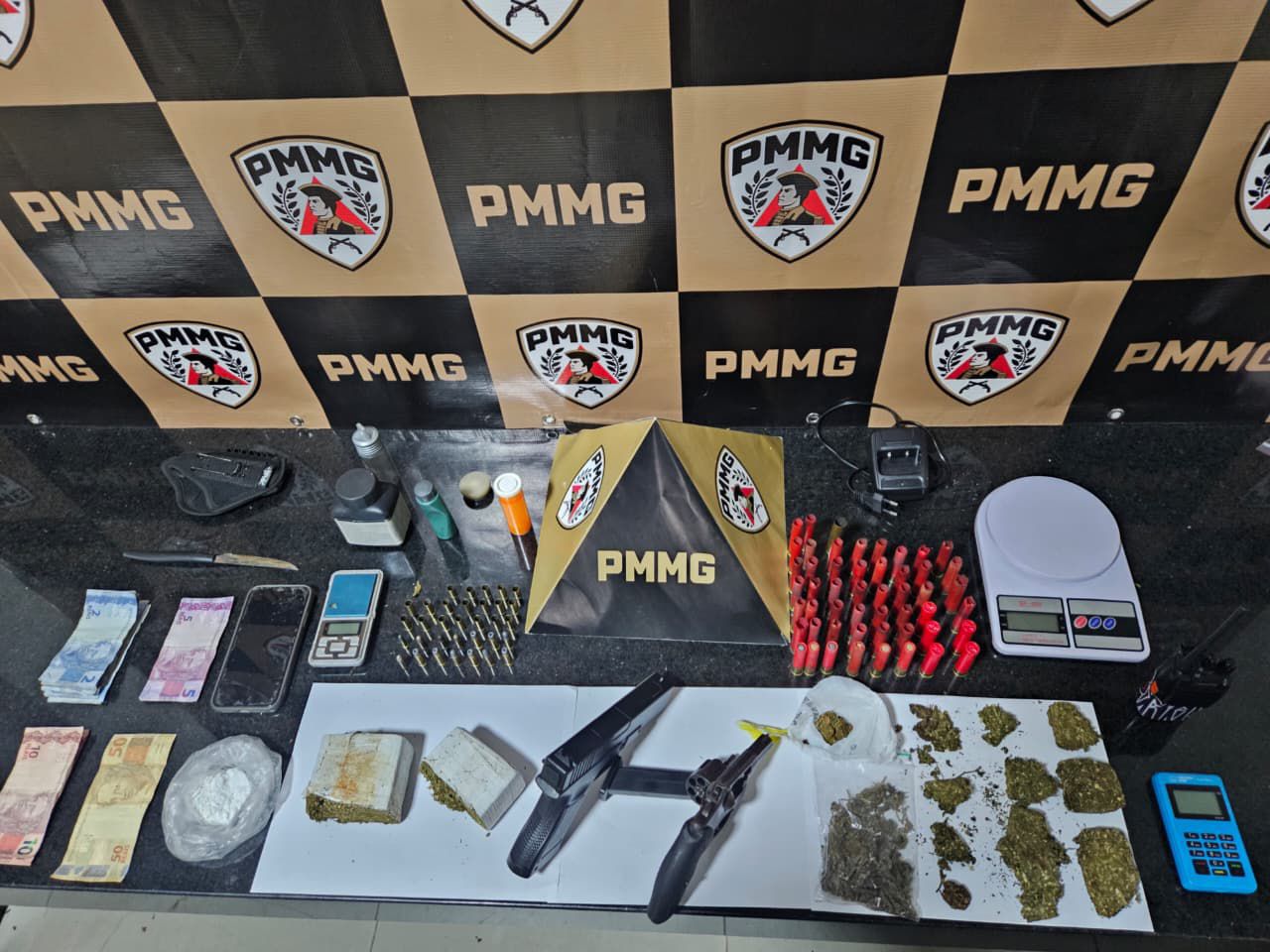 Jovem é preso em Ponte Nova por tráfico de drogas, posse ilegal de arma e direção perigosa