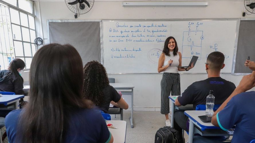 Governo de Minas concede mais 1,6 mil avanços na carreira de servidores da Educação