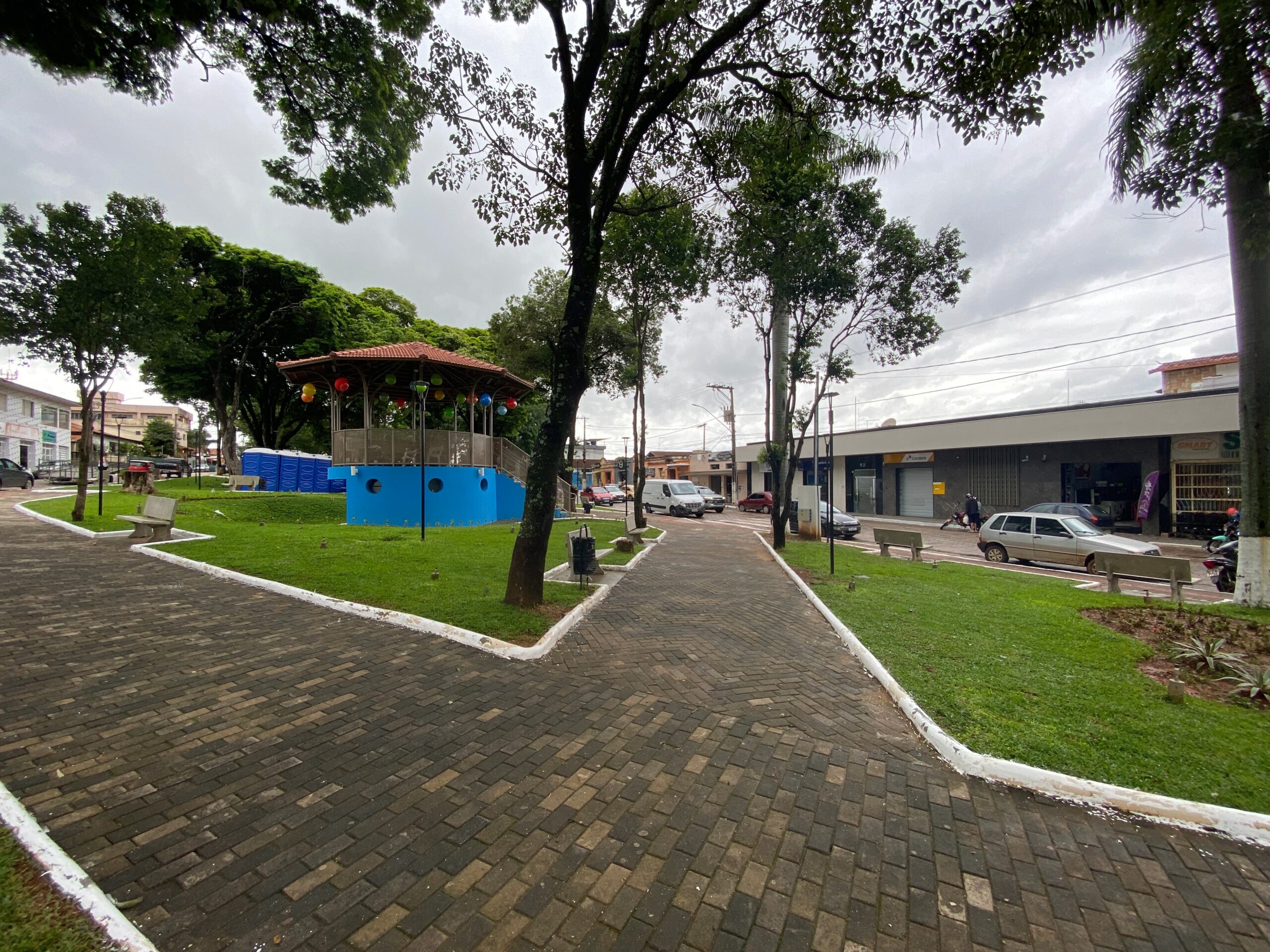 Governo de Minas e Instituições de Justiça inauguram três praças reformadas em Pequi com recursos do Acordo de Brumadinho