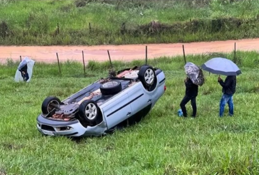 Novo capotamento é registrado na BR-356 menos de 24 horas após acidente fatal, em Muriaé