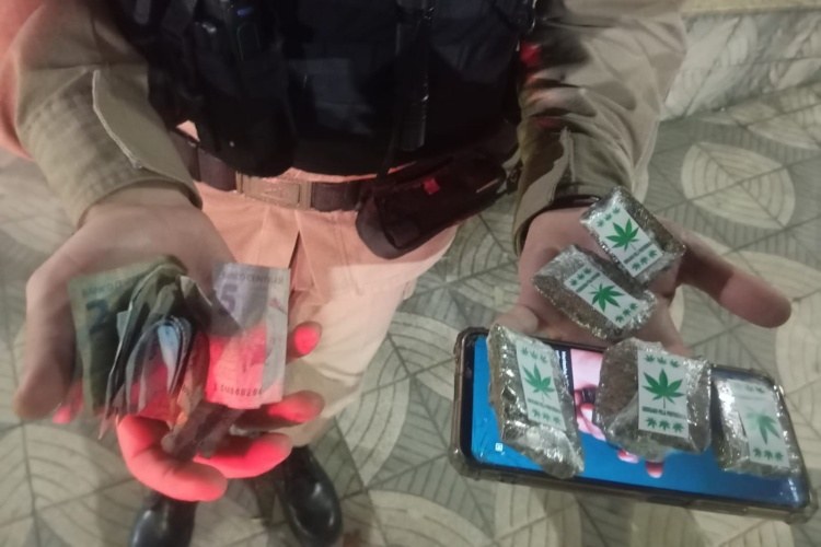 Homem de 22 anos é preso no centro de Muriaé por tráfico de drogas