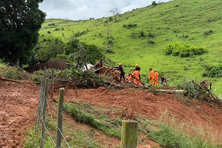 Chuvas causam soterramento e matam 4 pessoas da mesma família em Eugenópolis