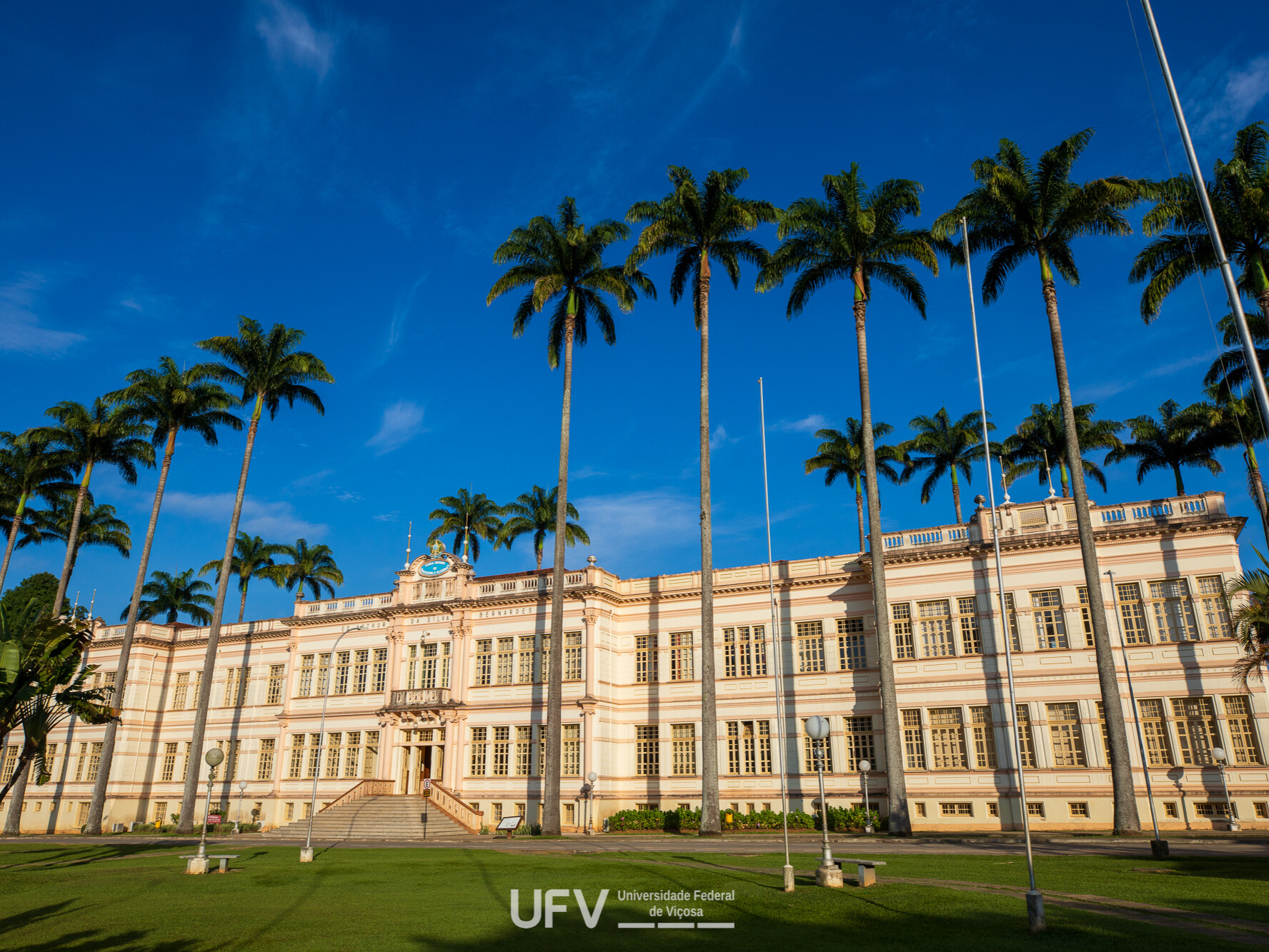 UFV abre seleção para 22 bolsas em curso presencial de inglês para servidores