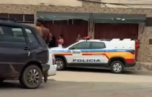 Homem é preso após matar esposa e filha de 2 anos com facão em Mariana