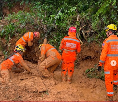 Deslizamento soterra residência e deixa 1 morto em Muriaé após temporal