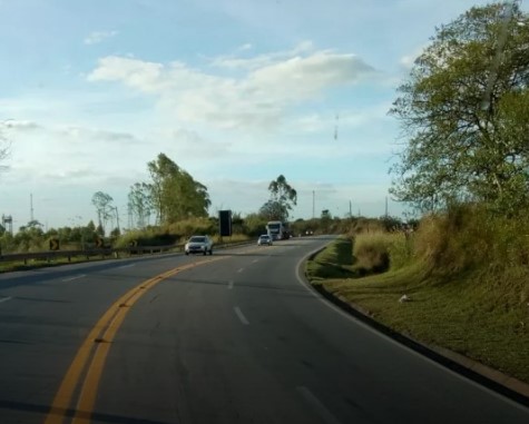 Trechos da BR-040 em Carandaí e rodovia entre Ubá e Mercês entram em alerta da CNT