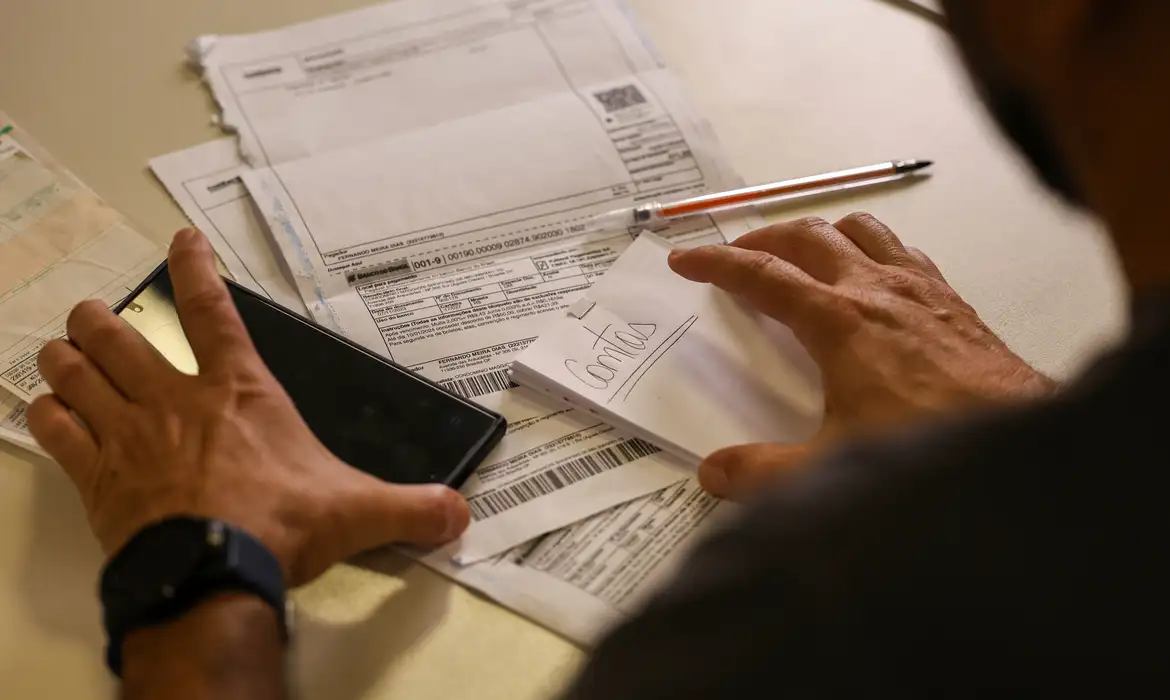 Salário mínimo de R$ 1.621 começou a ser pago na segunda (02)