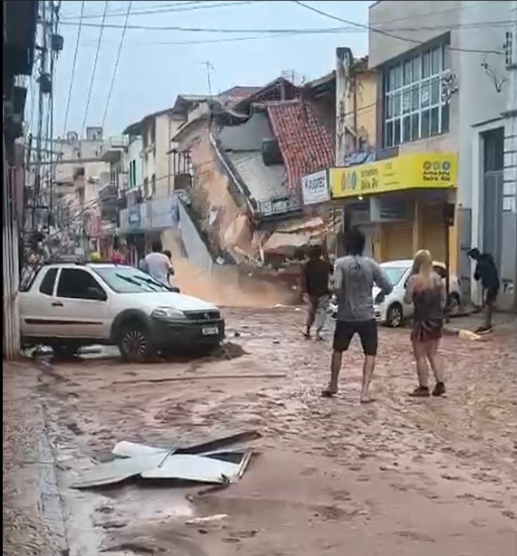 Ubá: Prédio desaba no centro e prefeitura confirma 5 mortes