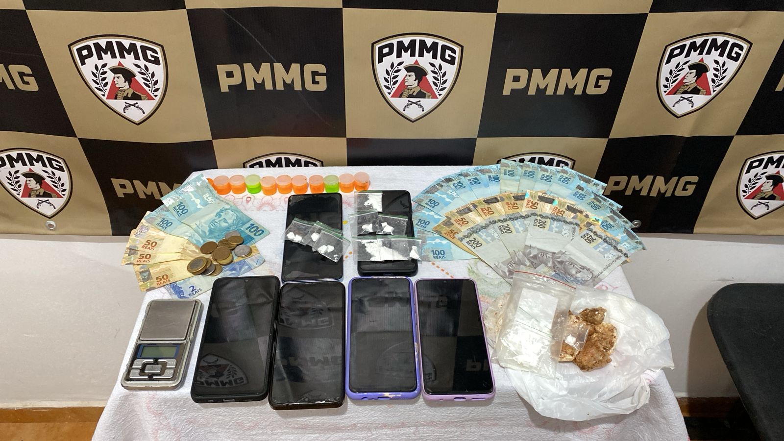 Operação da PM prende envolvidos com tráfico de drogas no Centro de Pedra do Anta