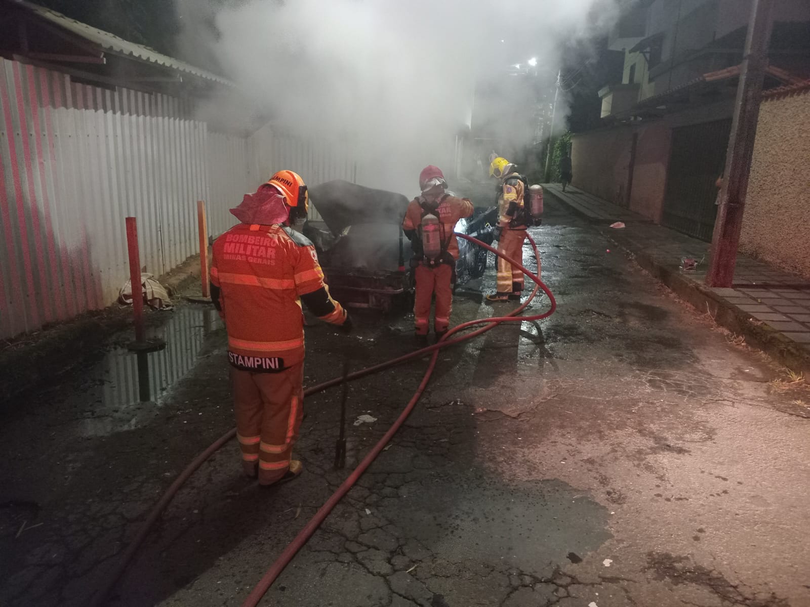 Incêndio em caminhonete em via pública é combatido por Corpo de Bombeiros  de Viçosa