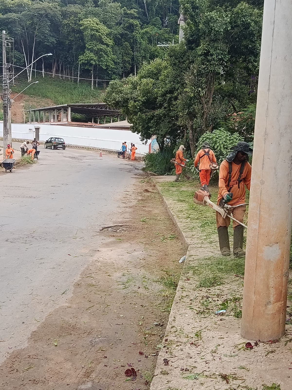 Prefeitura intensifica serviços de capina e varrição em bairros de Viçosa durante período chuvoso