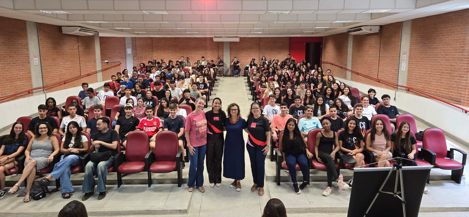 Projeto Fios do bem promove arrecadação de cabelos para pacientes oncológicos em parceria com colégio Coluni