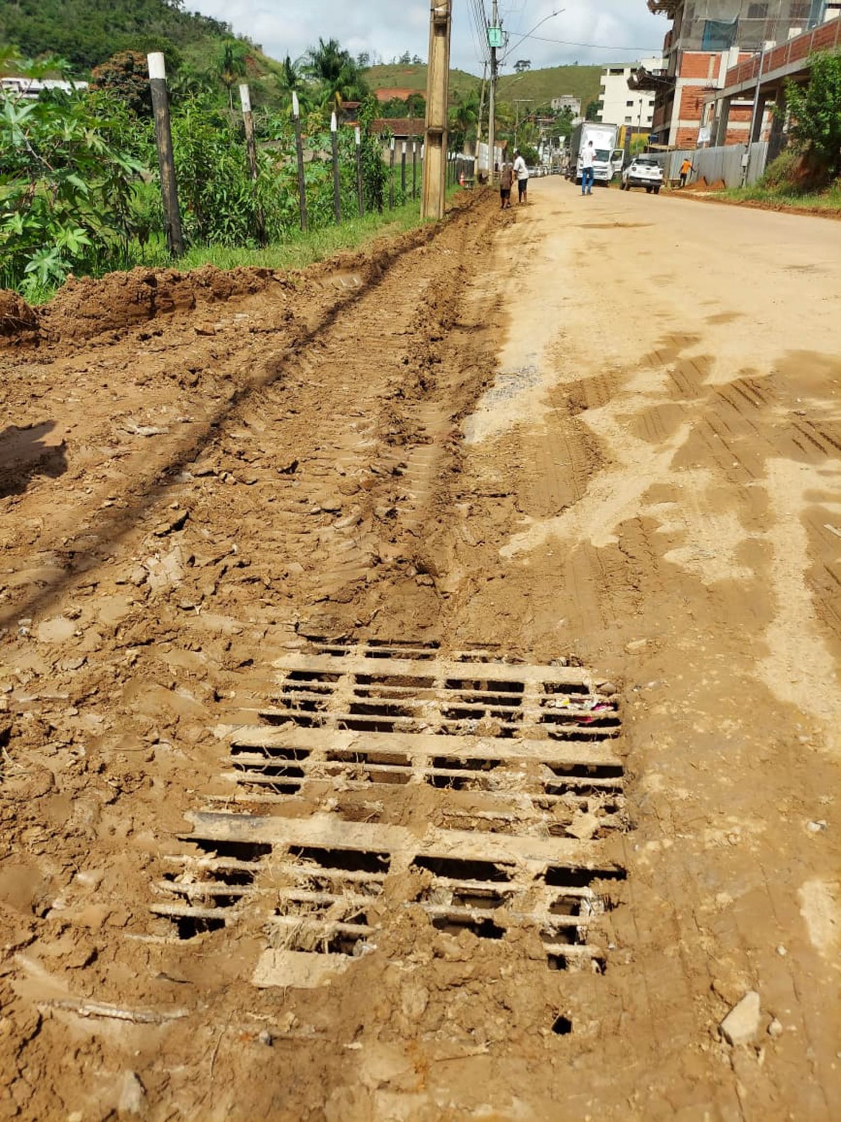 Município mantém desobstrução de bueiros para reduzir alagamentos em vias urbanas