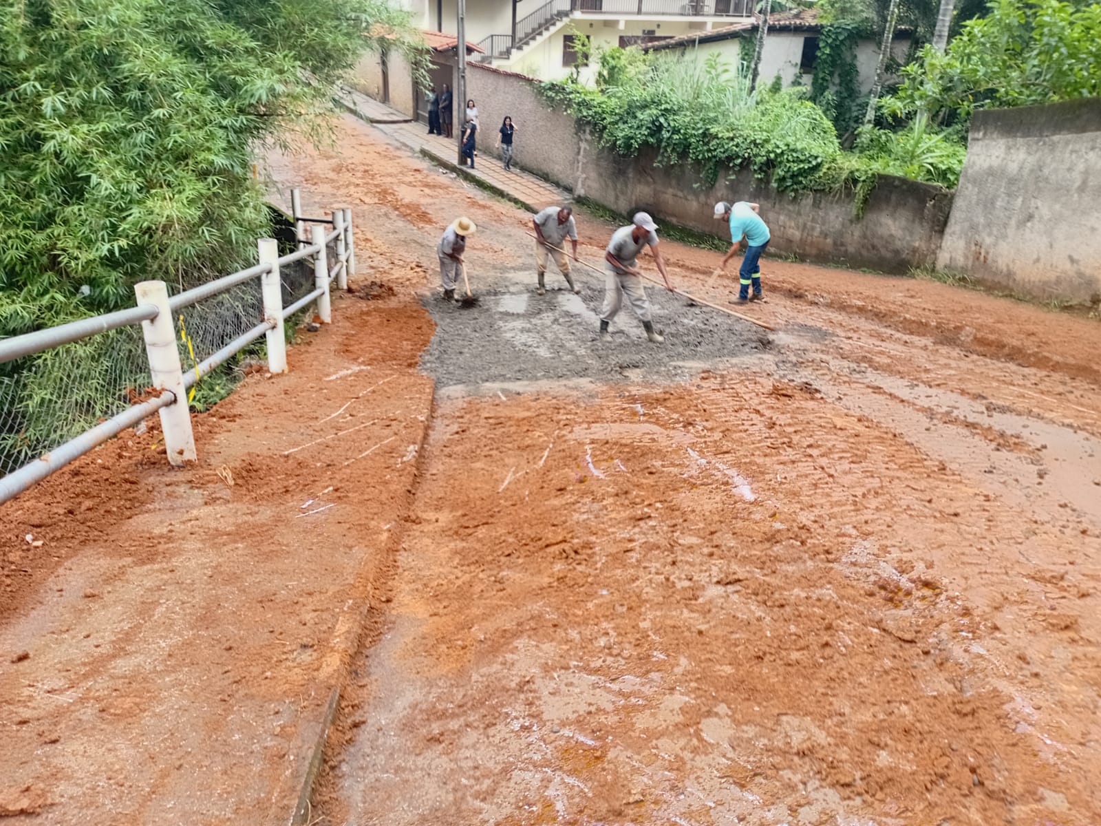 Cratera em travessa é reparada após rompimento de rede pluvial em Viçosa