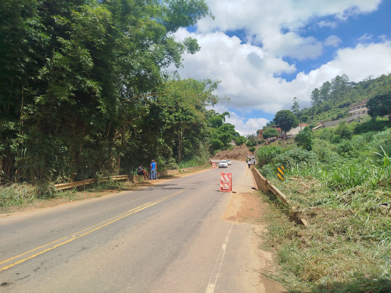DER-MG libera tráfego e suspende interdição na ponte entre Teixeiras e Ponte Nova na MG-120