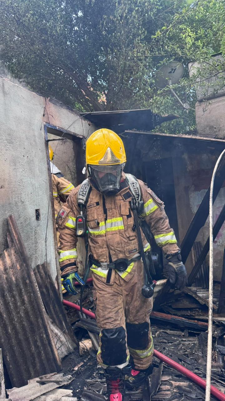 Incêndio atinge casa no bairro Bom Jesus e mobiliza bombeiros em Viçosa
