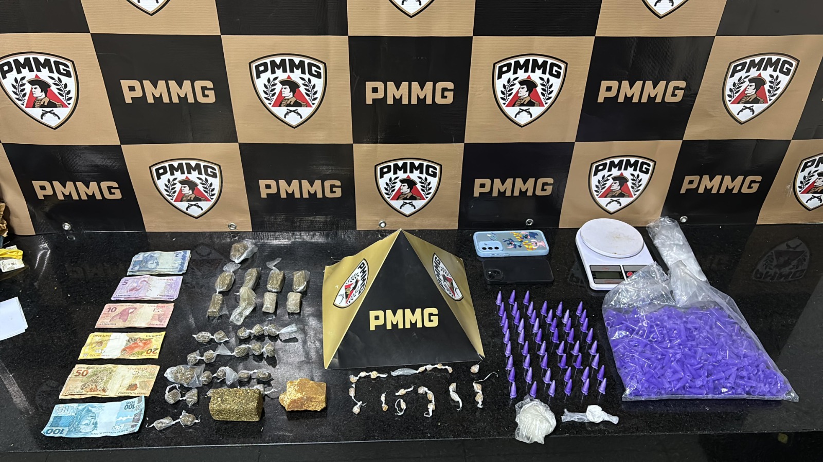 PM prende 2 pessoas e apreende drogas em residência no Bairro Paulo Giardini, em Urucânia