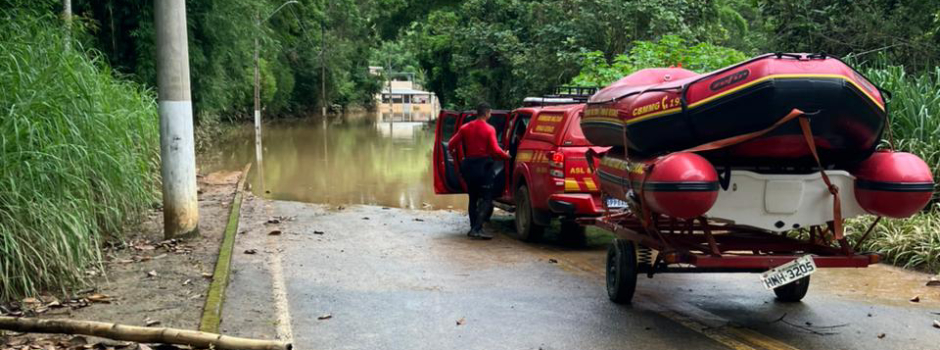 Corpo de Bombeiros já resgatou mais de 100 pessoas afetadas pela chuva em Matias Barbosa
