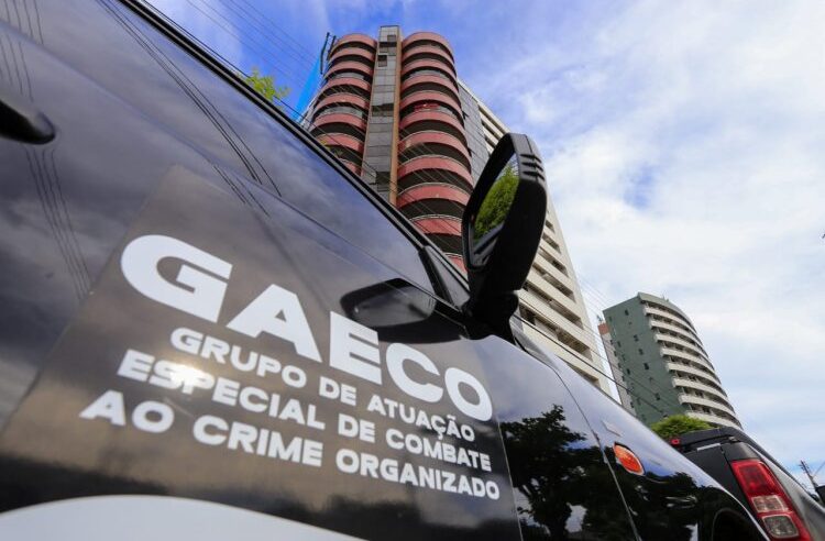 Operação do Gaeco prende advogado e policial na Zona da Mata