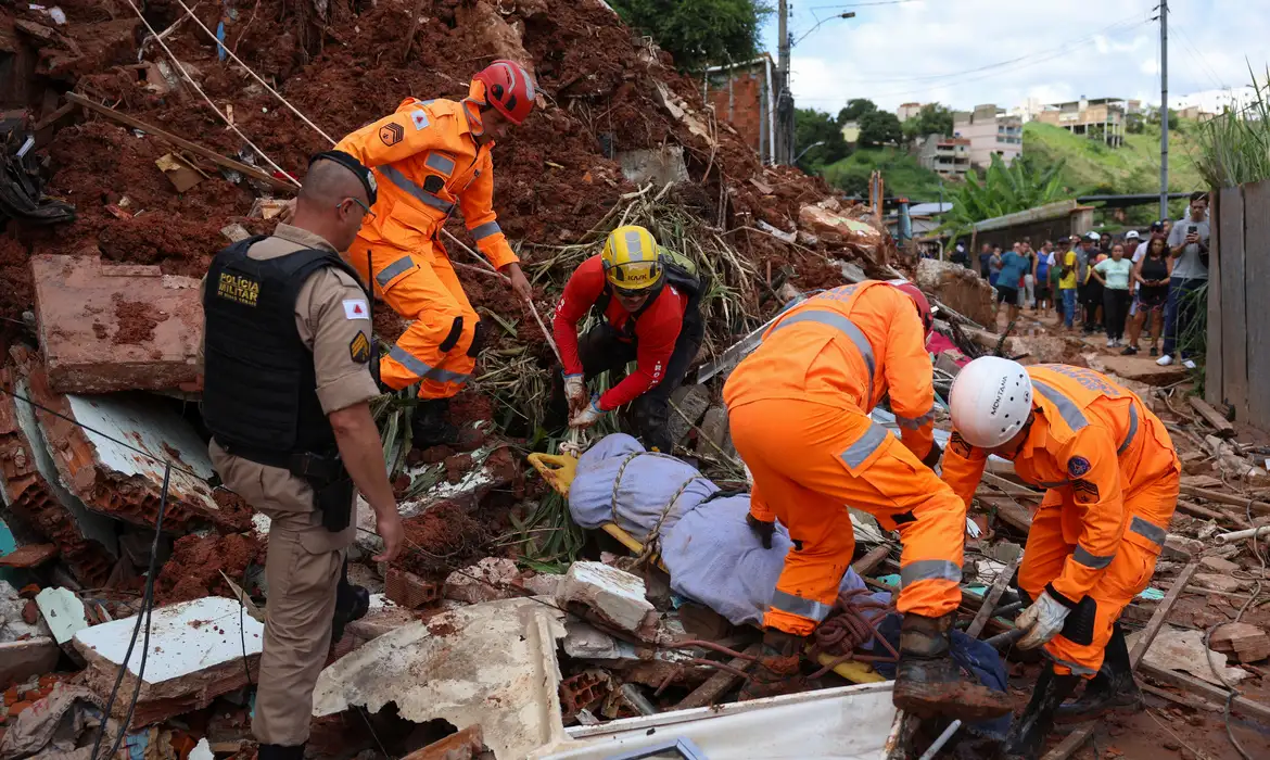 Buscas por desaparecidos entram no 3º dia em Juiz de Fora e Ubá; número de mortos chega a 49