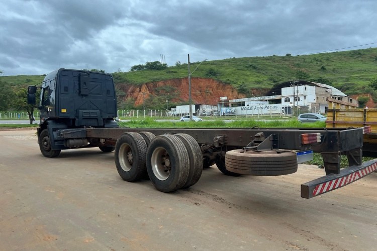 Casal é preso em Muriaé após polícia identificar caminhão e carro roubados em oficina