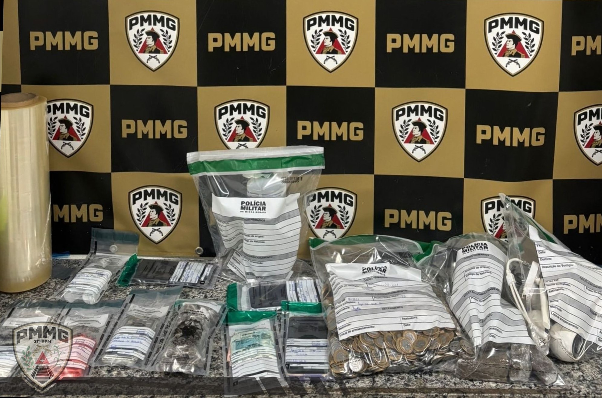 Denúncia leva Polícia Militar a prender mulher por tráfico de drogas em Vargem Grama