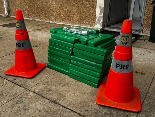 PRF apreende quase 90 kg de maconha e prende três pessoas na BR-267 em Juiz de Fora