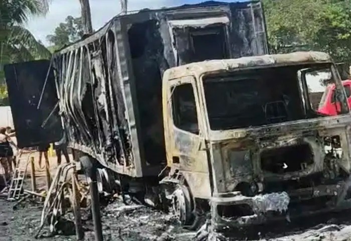 Incêndio destrói caminhões e motocicletas em Visconde do Rio Branco