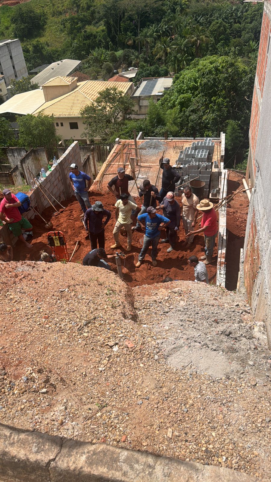 Trabalhador morre após soterramento em obra no bairro Antônio Emídio, em Ervália