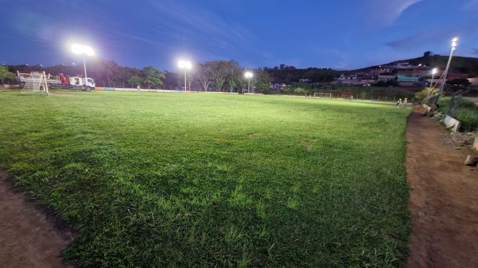 Prefeitura continua iluminação dos campos de futebol