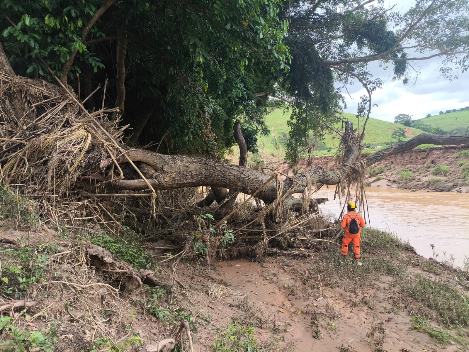 Buscas por vítima desaparecida após chuvas seguem em Ubá