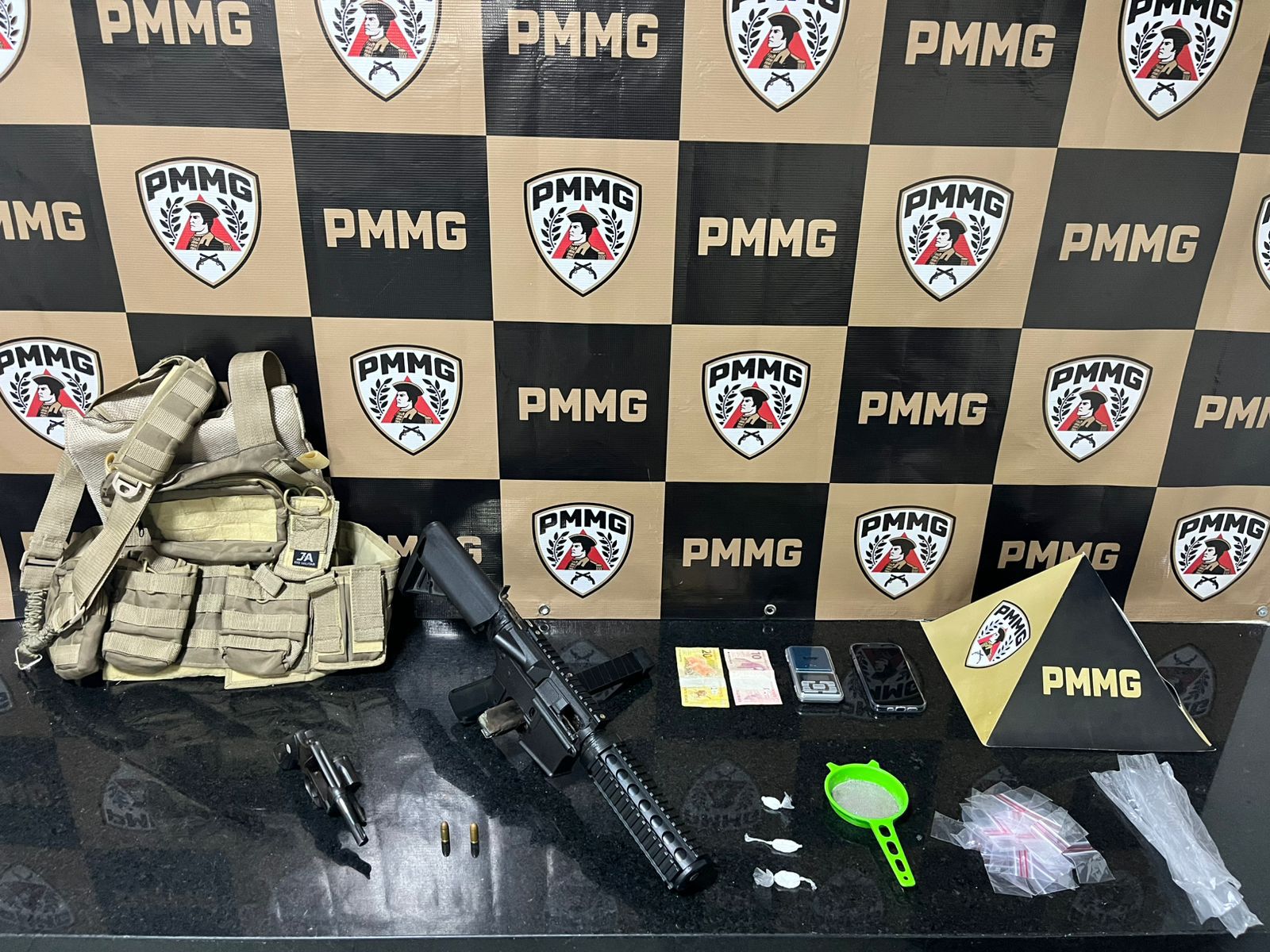 Polícia Militar prende homem com mandado de prisão e apreende arma e drogas em Ponte Nova