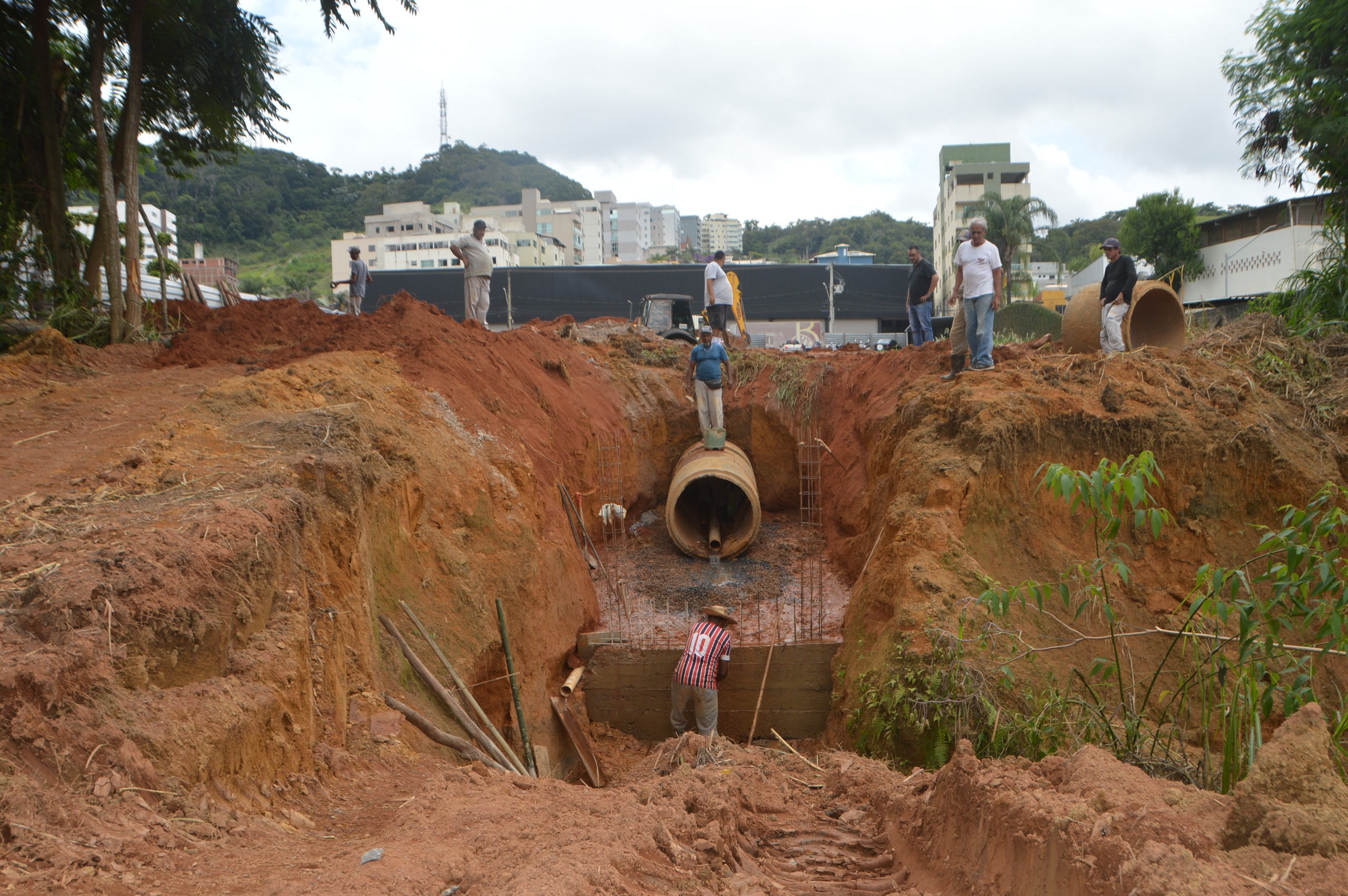 Prefeitura avança em reparo de rede pluvial e melhora escoamento de água na rua Antônio Lopes Lélis