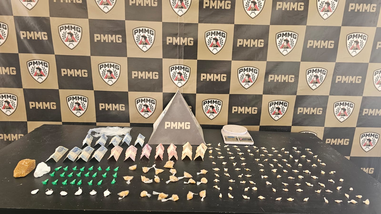 PM desarticula ponto de venda de entorpecentes no Centro de Viçosa
