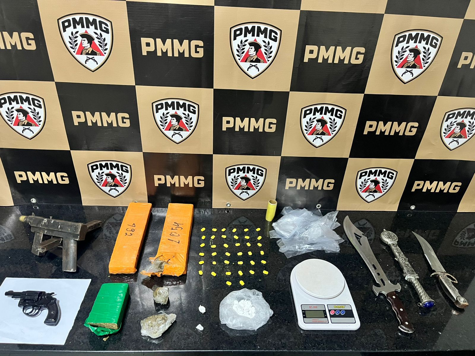 Submetralhadora e arsenal de drogas são apreendidos após homem ameaçar populares em Ponte Nova