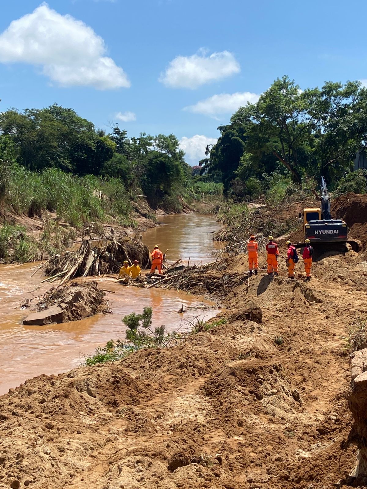 Corpo é localizado por bombeiros durante buscas em Ubá