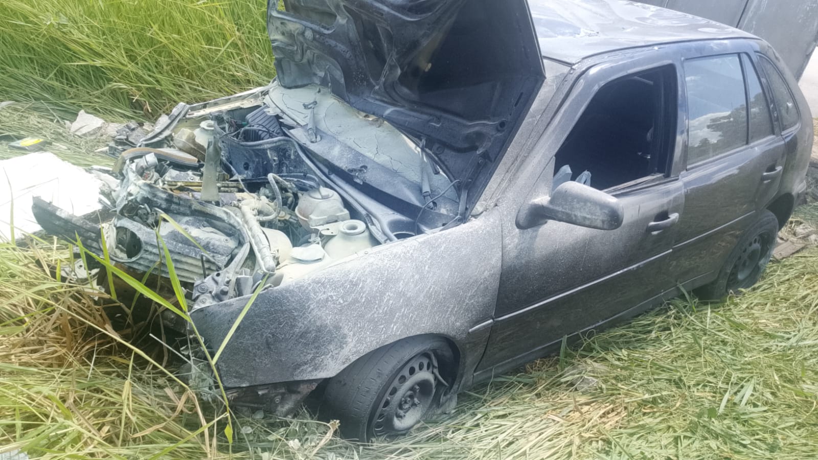 Acidente na MG-447 destrói carro e atinge ponto de ônibus em Visconde do Rio Branco