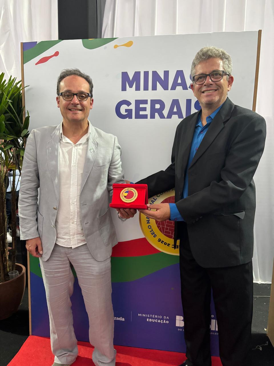 Viçosa recebe em Brasília Selo Ouro do Compromisso Nacional Criança Alfabetizada