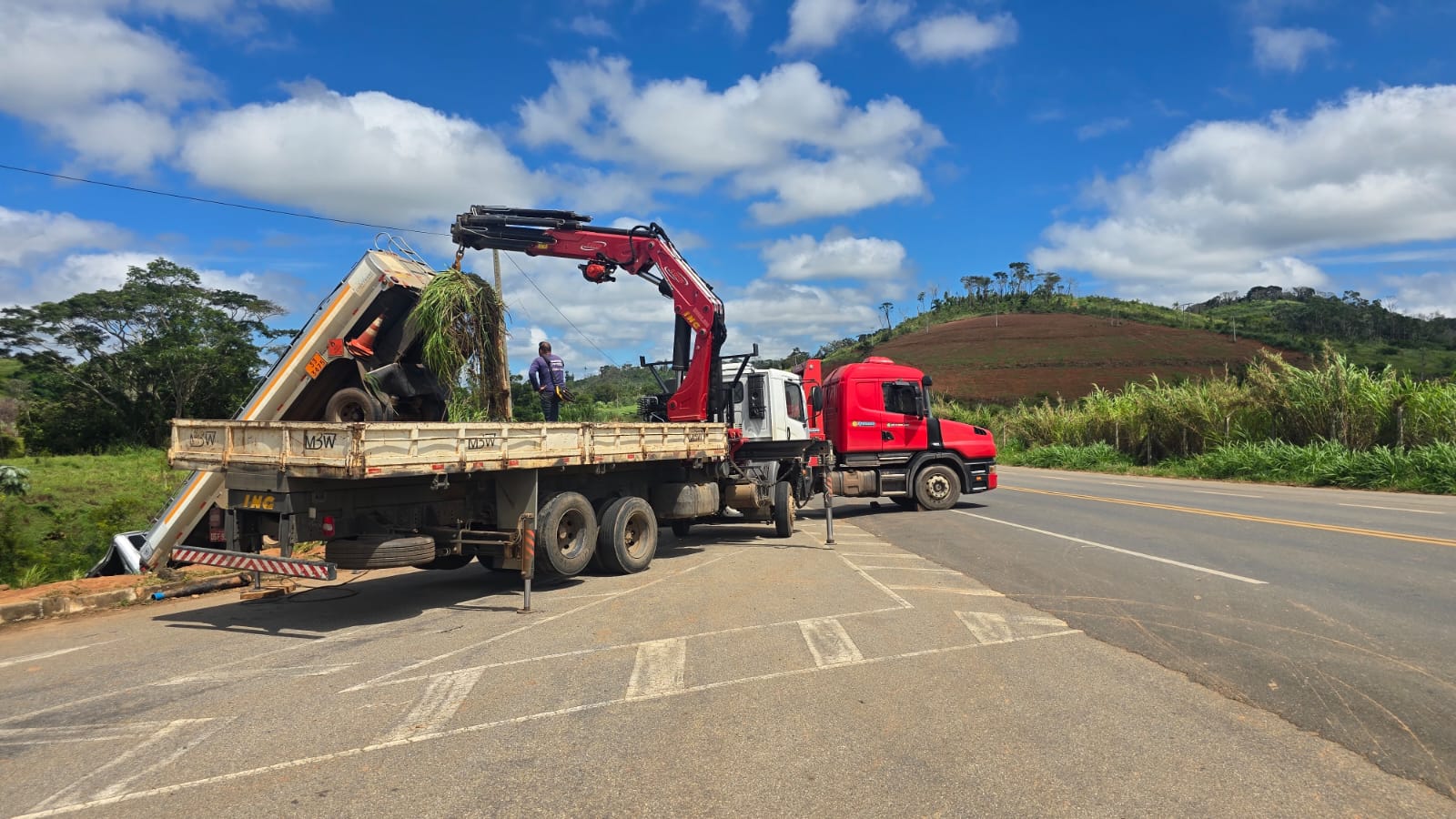 Carreta roda na pista próximo à ponte João Bosco Torres em Viçosa