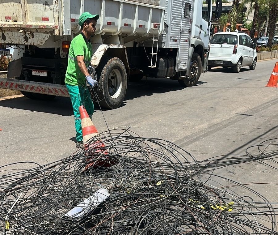 Cemig retira 63,5 toneladas de cabos irregulares de postes em Minas Gerais
