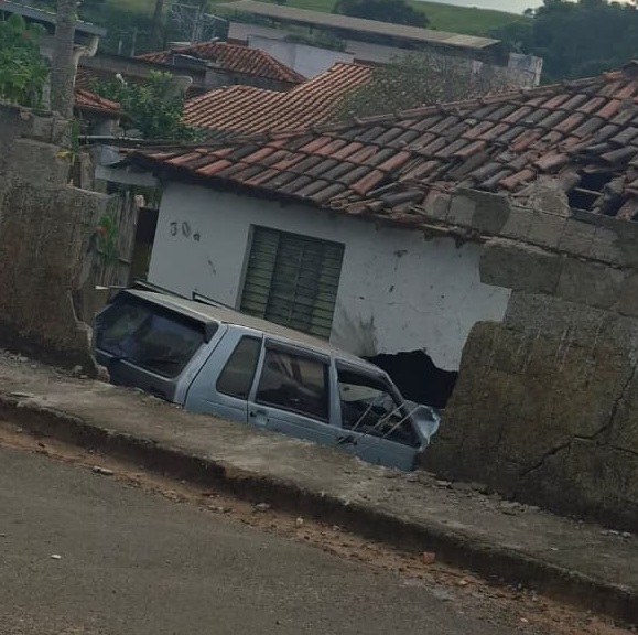 Grave acidente em São Geraldo: Motorista de 30 anos morre após colidir contra residência