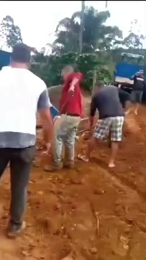 Moradores realizam mutirão para recuperar estrada rural em Dom Viçoso, em Ervália