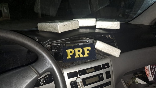 PRF apreende 4 kg de cocaína na BR-040 e motorista foge durante abordagem em MG