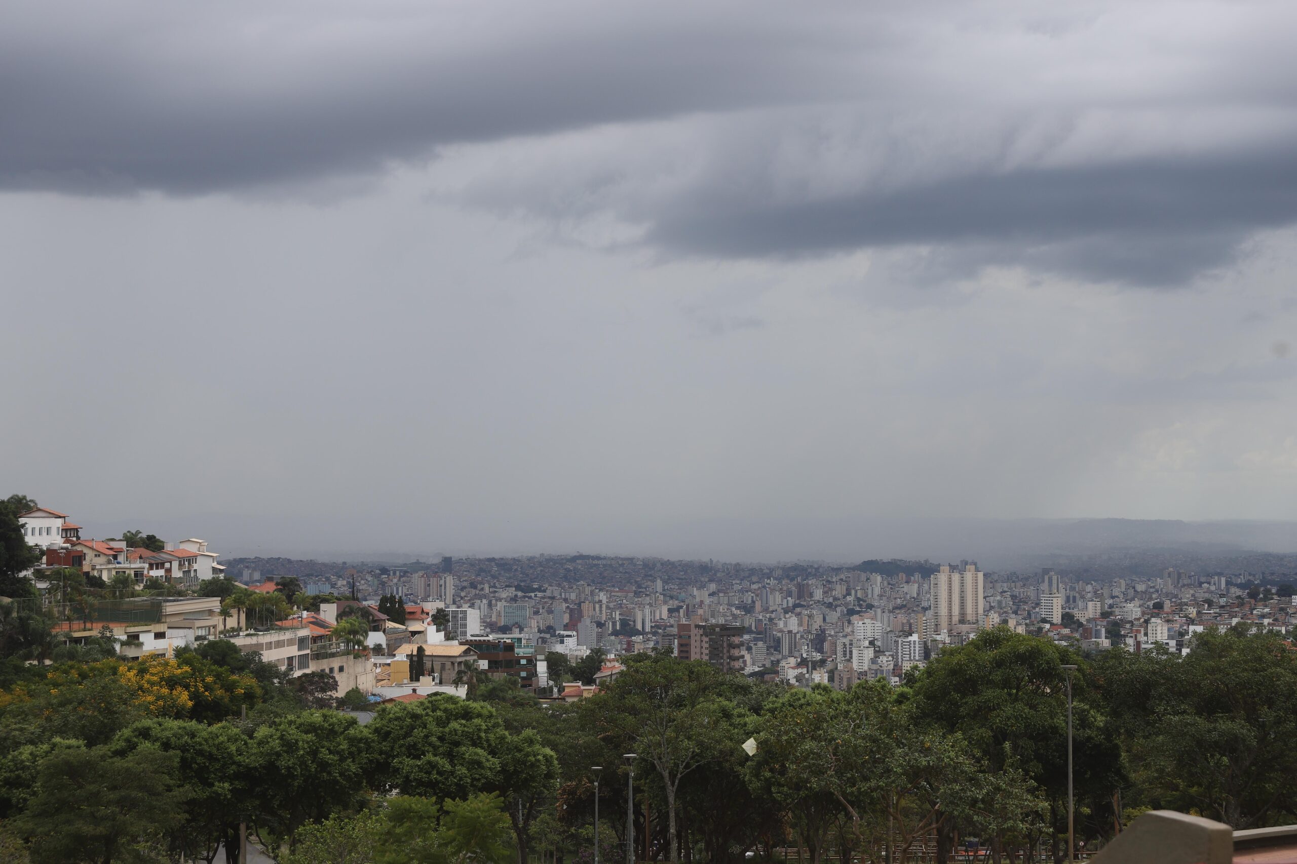 Defesa Civil de Minas Gerais alerta para previsão de chuvas intensas até domingo (8/3)