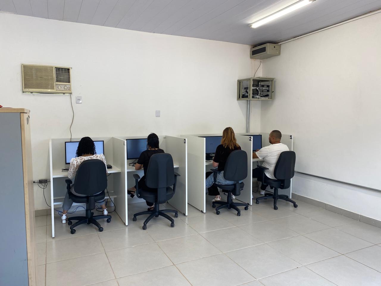Detran implanta prova eletrônica de legislação para candidatos à CNH em Ibirité