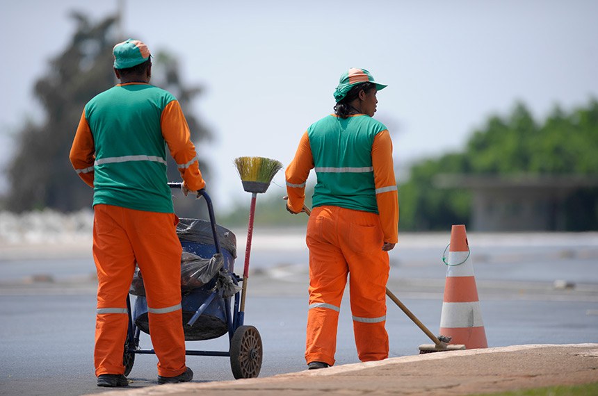 Projeto de lei propõe piso salarial de R$ 3 mil para garis em todo o país